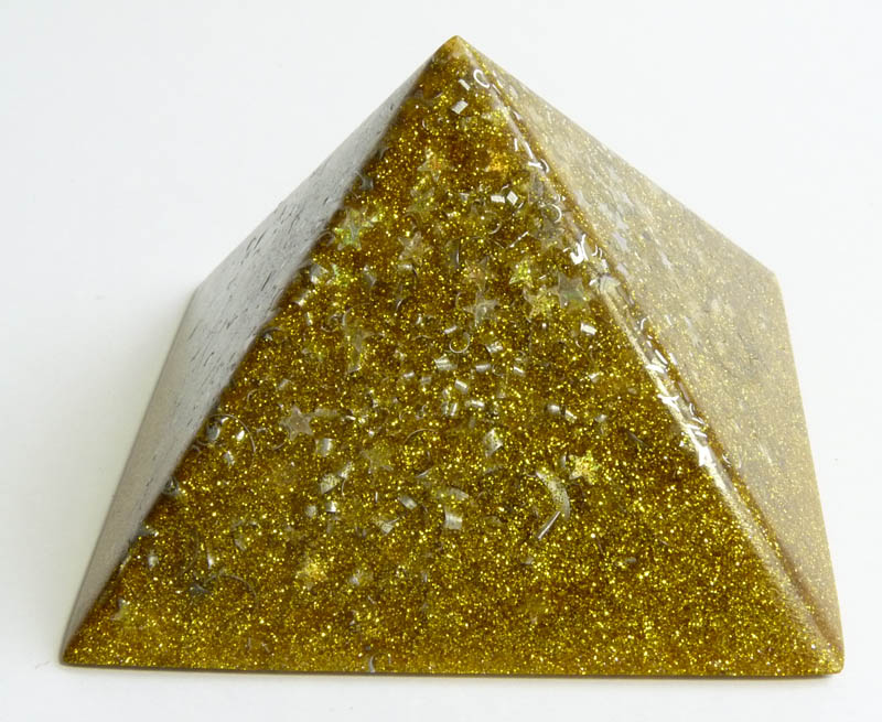 ゴールドピラミッド 」オルゴナイト – Axis Mundi